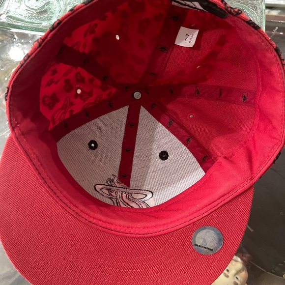 Two new adult Miami Heat caps!  Never worn and in perfect shape. Cleaning out - Picture 5 of 6